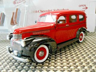Danbury 1:24 1946 Chevrolet Suburban Red