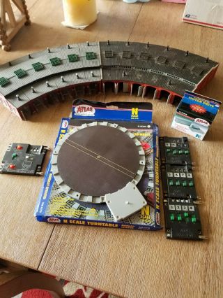N Scale 2 Round House With Turntable And Motor And Controllers