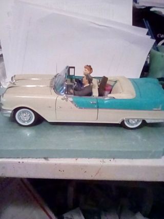 I Love Lucy 1955 Pontiac Star Chief Die - Cast Car 1:18 Sun Star 12 Inch Figurines