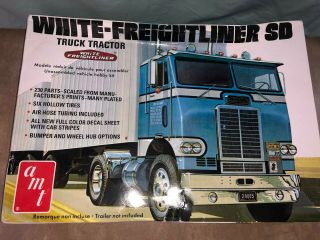 Amt 1004 White Freightliner Sd Tractor 1/25 Truck Plastic Model Kit Big Rig