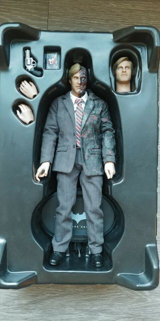 Hot Toys Batman The Dark Knight Harvey Dent Two - Face 1/6 Two Face Usa Mms81