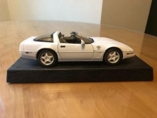 Maisto 1:18 1996 White Chevy Corvette Last C4 Special Edition Die Cast Car 3