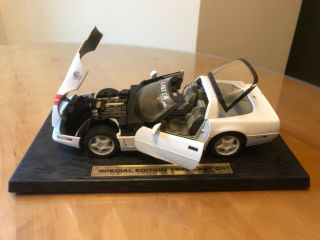 Maisto 1:18 1996 White Chevy Corvette Last C4 Special Edition Die Cast Car 4