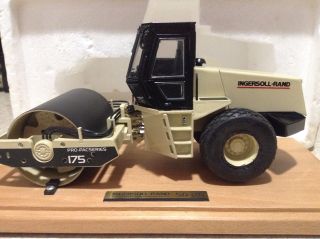 INGERSOLL - RAND 175 PRO - PAC VIBRATORY COMPACTOR 1:40 SCALE TOY OPEN PACKAGE 2