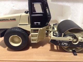 INGERSOLL - RAND 175 PRO - PAC VIBRATORY COMPACTOR 1:40 SCALE TOY OPEN PACKAGE 6