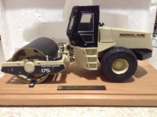 INGERSOLL - RAND 175 PRO - PAC VIBRATORY COMPACTOR 1:40 SCALE TOY OPEN PACKAGE 7