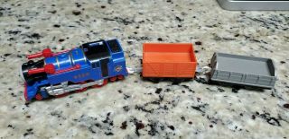 Trackmaster Thomas & Friends Brave Belle Fire Engine V8339 & 2 Train Cars
