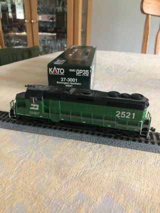 Kato 37 - 3001 Ho Scale Burlington Northern Emd Gp35 Locomotive 2521