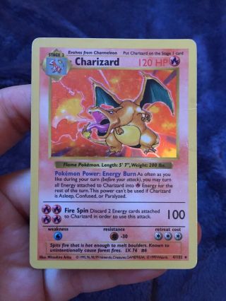 Shadowless Holo Charizard,  Pokémon Card Base Set 4/102,