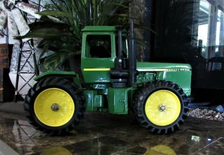 John Deere 8650 Tractor 1/16 Scale Collector Series Pristine