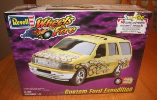 Revell Custom Ford Expedition Snaptite Kit 85 - 1922 Factory 8,  1:25