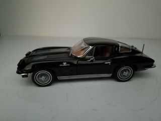 Danbury 1963 Chevrolet Corvette Sting Ray Coupe 1:24 Diecast With Title