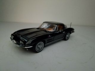 Danbury 1963 Chevrolet Corvette Sting Ray Coupe 1:24 Diecast with Title 4