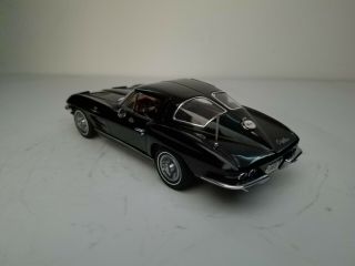 Danbury 1963 Chevrolet Corvette Sting Ray Coupe 1:24 Diecast with Title 5
