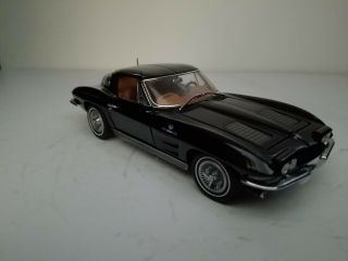 Danbury 1963 Chevrolet Corvette Sting Ray Coupe 1:24 Diecast with Title 6