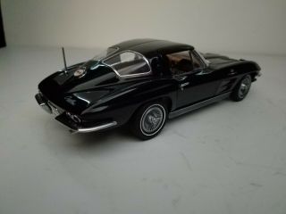 Danbury 1963 Chevrolet Corvette Sting Ray Coupe 1:24 Diecast with Title 7