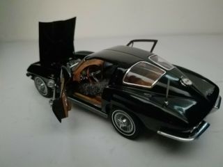 Danbury 1963 Chevrolet Corvette Sting Ray Coupe 1:24 Diecast with Title 8