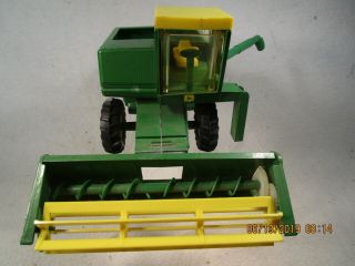 John Deere 6600 combine with plastic gear drive auger & reel by Ertl toys 1/24th 2