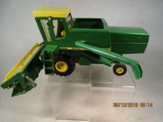 John Deere 6600 combine with plastic gear drive auger & reel by Ertl toys 1/24th 4