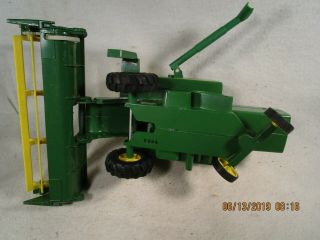 John Deere 6600 combine with plastic gear drive auger & reel by Ertl toys 1/24th 7