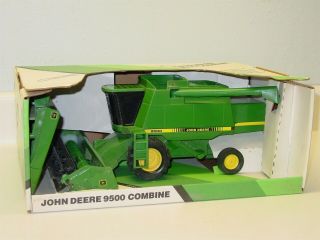 1989 Ertl John Deere 9500 Combine 546,  Die Cast Farm Implement Toy 1:28