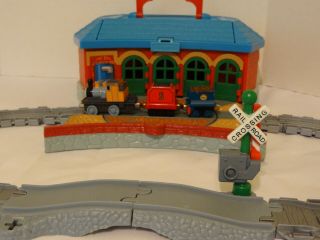 Thomas & Friends Take Along - Work & Play Roundhouse w/3 Trains 2002 HTF 4