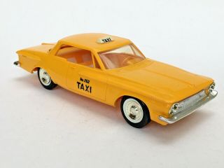 Taxi Cab 1962 Plymouth Fury Yellow Jo - Han Promo Plastic 1:25