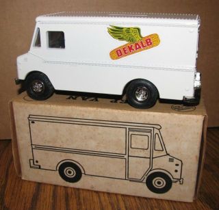 Rare Dekalb Seed Corn Grumman Kurbmaster Step Van Truck Coin Bank Ertl Toy Metal