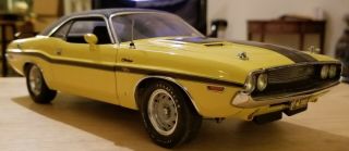 1:18 Highway 61 1970 Dodge Challenger Rt In Yellow With Black Stripe