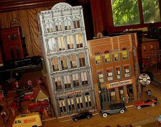 Ho Built Building 3 Older Commercial Buildings W/figures And Vehicles
