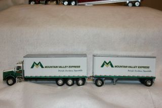 1/64 Dcp Custom Kenworth Mountain Valley Express Tractor Trailer