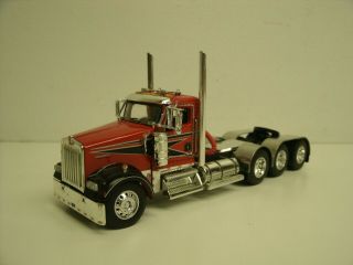 Dcp Kw Kenworth W900 Triaxle Daycab Red/black 1:64 Scale