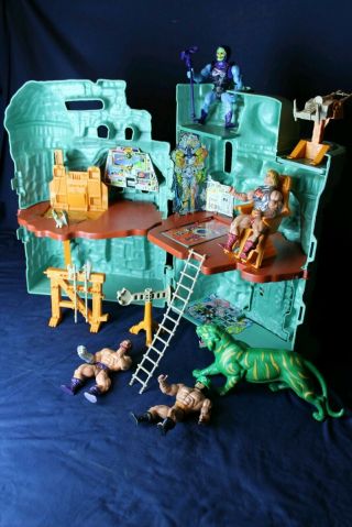 Vintage 1981 Castle Grayskull Near Complete With Action Figures