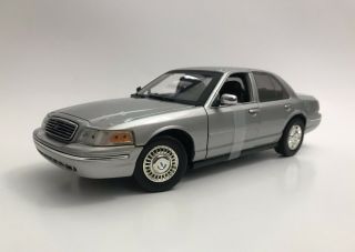 1998 / 2002 Ford Crown Victoria Lx Silver Slicktop 1/18 Revised Lights