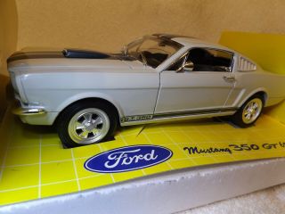 Vintage Diecast - - 1965 Ford Shelby Gt 350 - - 1/18 Scale - - 9 1/2 " Long - - By Evolution
