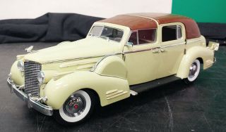 1938 Cadillac V16 Fleetwood 1:18 Diecast Cream - Signature
