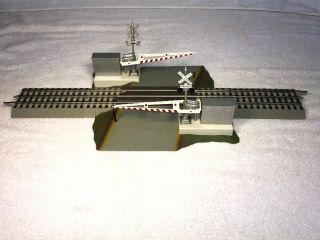 Lionel Fastrack 6 - 12062 Grade Crossing With Gates And Flashers