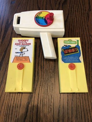 Fisher Price Movie Viewer Theater W/cartridge 482 Snoopy And 489 Sesame Street
