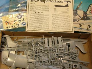 1976 MPC MODEL KIT 1/72 B - 29 SUPERFORTRESS BOMBER w/ Crewmen 3