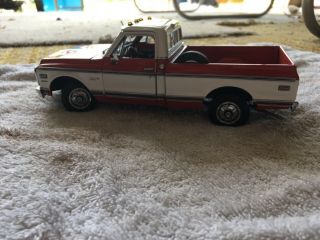 1/24 Danbury 1972 Chevrolet Cheyenne Pick Up Truck Red & White