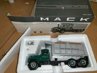 First Gear Mack R - Model Dump Truck 1:35 Diecast