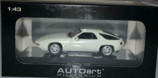 Autoart 1:43 - - Porsche 928 - White 57812