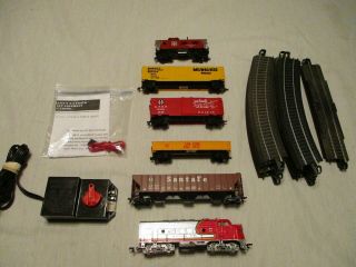 Santa Fe 5 Car Freight Train Set.  Complete & Ready To Run Extremely Good Cond