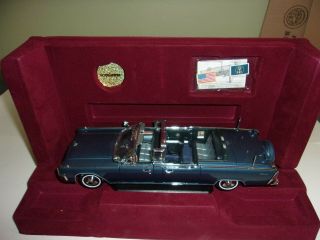1/24 Road Signature Presidential Series 1961 Lincoln X - 100 Kennedy Car Blue