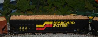 Ho Scale Walthers Gold Line Seaboard System 7,  000 Cf Wood Chip Hopper With Load