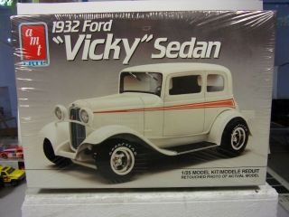 Amt 1932 Ford " Vicky " Sedan Plastic Model