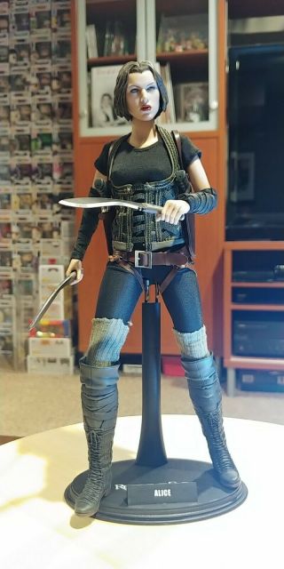 Hot Toys Resident Evil Alice Milla Jovovich 1:6 Scale Figure