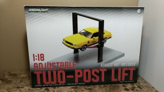 1:18 Greenlight Two - Post Car Lift - Black And Red