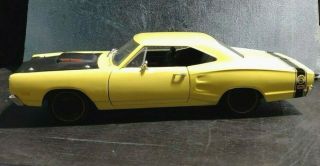 1/18 1969 Dodge Bee Ertl - Yellow And Black