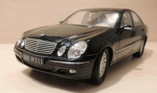 Immaculate KYOSHO 1:18 Die Cast Mercedes Benz E320 W211 Sedan 2